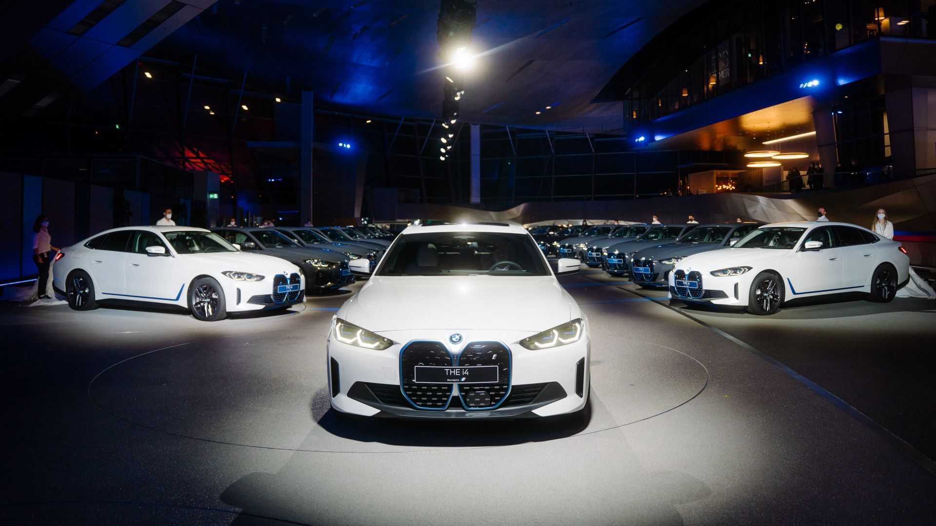 the-first-bmw-i4-customer-deliveries