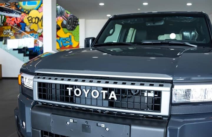 
								Toyota Land Cruiser Prado Gray full									