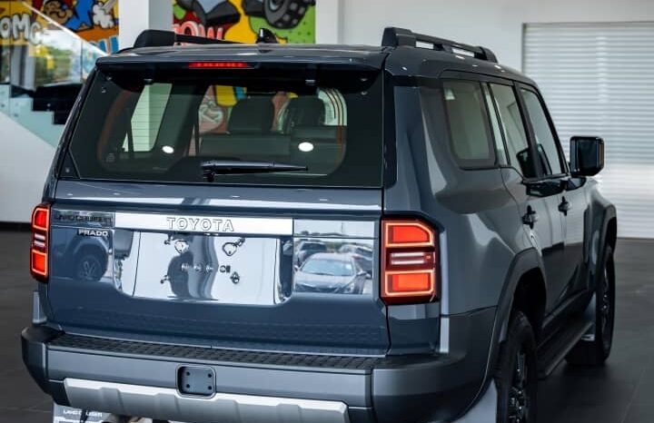 
								Toyota Land Cruiser Prado Gray full									