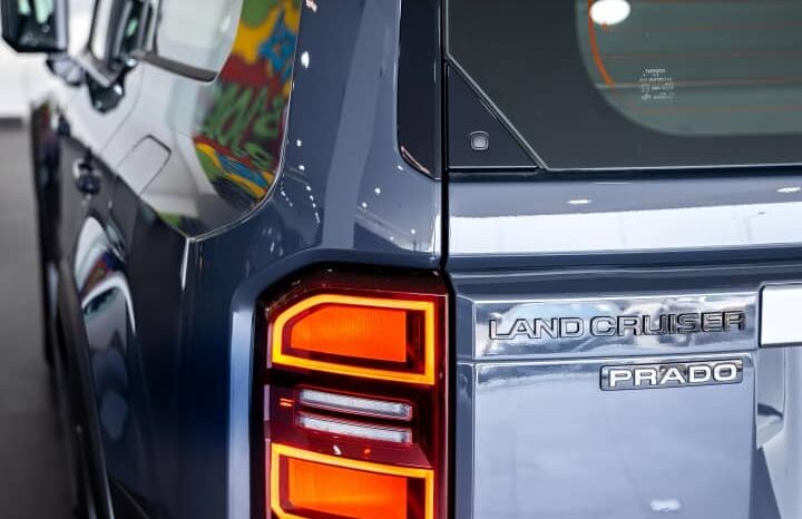 
								Toyota Land Cruiser Prado Gray full									